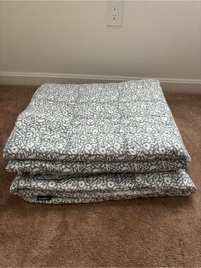 Brooklinen Gray & White Floral Quilted Throw